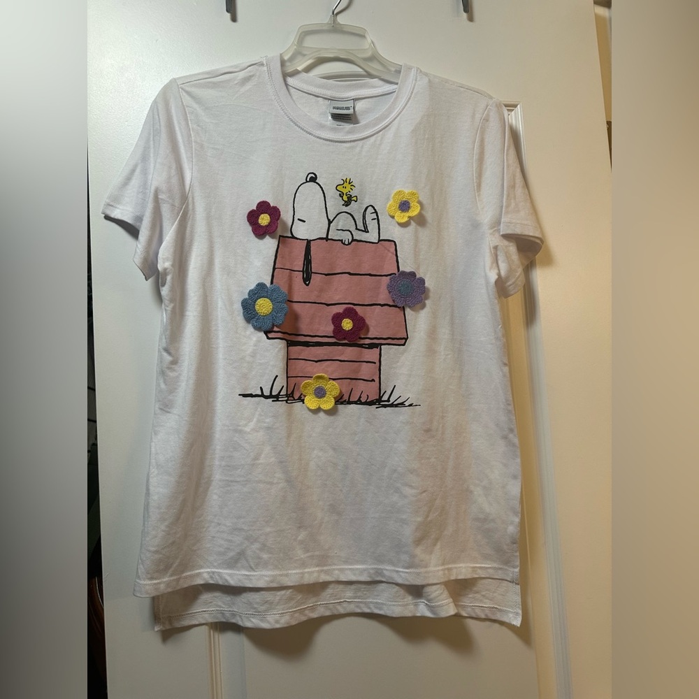 Peanuts White Snoopy Graphic T-Shirt with crocheted flowers.  Super cute!
